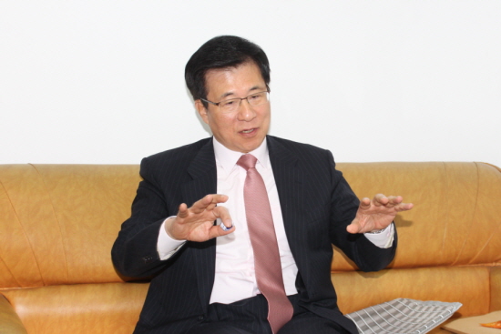 남부도로사업소 이전 등 4대 주요 현안 해결 과정에 관해 설명하고 있는 신경민 의원 ⓒ영등포시대