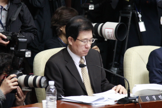 국회정보위원회에 참석한 신경민 의원