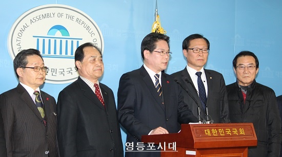 더불어민주당 전국당원협의회 임홍채 회장(사진 가운데)은 국회에서 기자회견을 열고  더불어민주당 탈당을 선언했다.  ⓒ영등포시대 