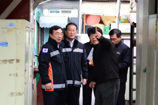 영등포 쪽방촌을 방문한 이귀홍 영등포소방서장(사진 왼쪽에서 두 번째)  &copy;영등포소방서 