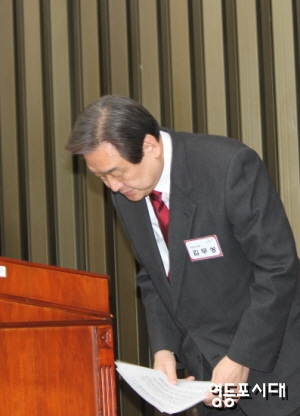 새누리당 김무성 대표가 상임전국위원회 회의를 앞서 참석자들에게 인사를 하고 있다. &copy;영등포시대 