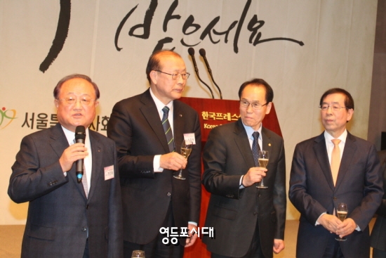 정진원 영등포구 사회복지협의회 회장(사진 왼쪽)이 화합과 함께 서울의 복지발전을 기원하는 덕담을 하고 있다. ⓒ영등포시대 