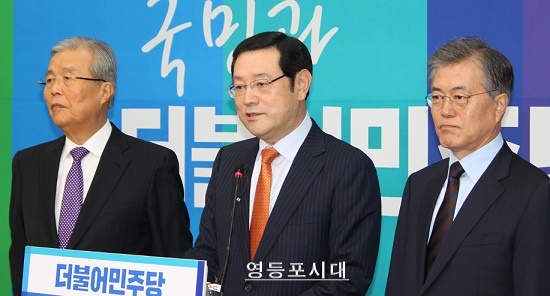 이용섭 전 민주통합당 정책의장이 더불어민주당 복당기자회견을 하고 있다.(사진 가운데) ⓒ영등포시대 