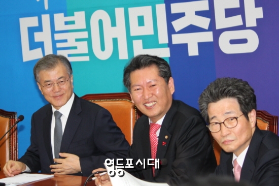 문재인 대표(사진 왼쪽부터), 정청래 최고위원, 이목희 정책의장이 18일 국회에서 열린 최고위원회를 비공개 전환에 앞서 대화를 나누고 있다. ⓒ영등포시대 