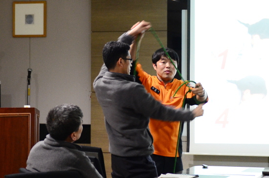 영등포소방서 관내 아파트 관계자를 대상으로 소방안전교육 시행하고 있다. &copy;영등포소방서 