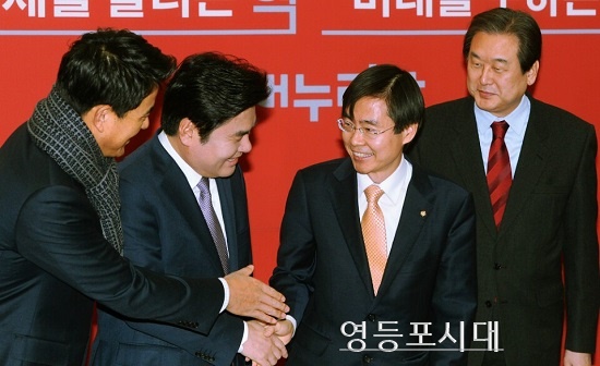 새누리당 최고위원회에 앞서 새누리당 지도부와 상견례를 하고 있는 조경태 의원(오른쪽 사진 왼쪽에서 세 번째) [사진촬영 안현준 기자]