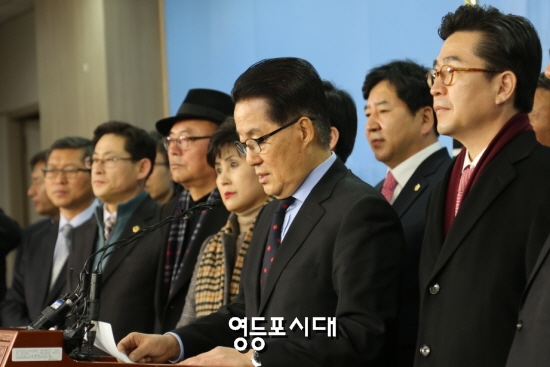 지지자들이 지켜보는 가운데 탈당선언문을 낭독하고 있는 박지원 의원 [사진-안현준 기자]