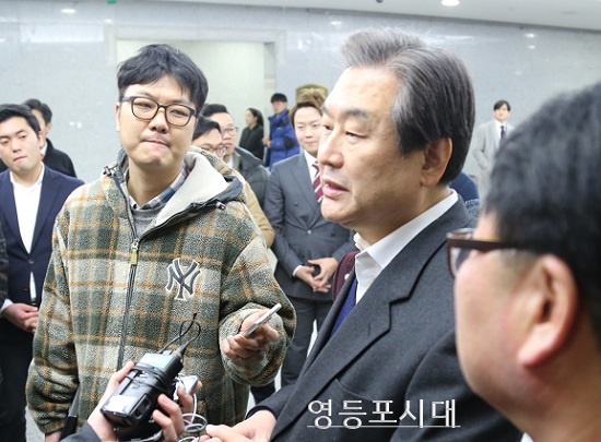 23일 국회에서 열린 새누리당 미래세대포럼 참석 후 백브리핑을 갖고 기자들이 질문에 응하고 있는 김무성 대표 [사진촬영 안현준 기자]