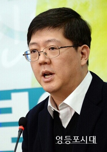 故 김대중 전 대통령 삼남 김홍걸 박사가 국회에서 기자회견을 열고 더불어민주당에 입당을 선언하고 있다. [사진촬영 안현준 기자]