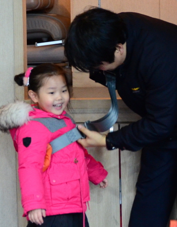 ‘영등포소방서, 한국어린이집 어린이들이 영등포 소방대원들로 부터 소방안전체험 교육을 받고 있다. &copy;영등포소방서