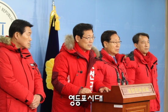 15일 국회 정론관에서 기자회견을 열고 자신의 선거법위반 입건 관련 언론보도에 대해 적극적으로 해명하고 있는 박선규 새누리당 영등포갑 예비후보(사진 왼쪽에서 두 번째) &copy;영등포시대 