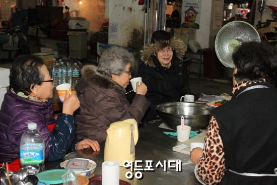 김밥 집을 돕고 있는 상인들과 함께 점심식사 후 담소를 나누고 있는 김진자 씨(사진 왼쪽에서 세 번째) &copy;영등포시대 