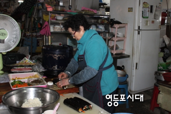 대신시장에서 부부생선가게를 운영하고 있는 고추자 씨가 안경 아줌마 김밥 집에서 영등포시대 관계자가 주문한  김밥을 싸고 있다. &copy;영등포시대 