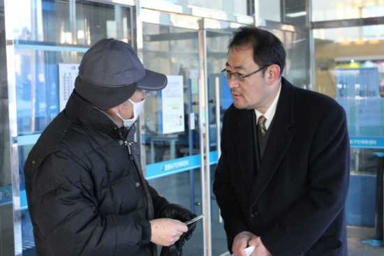 여의도 역에서 만난 주민에게 지지를 호소하고 있는 진재범 국회의원 예비후보