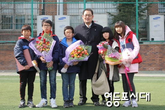 졸업식에서 졸업생들과 함께한 진재범 국회의원 예비후보