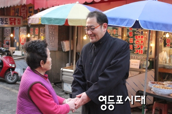 선거운동 중 재래시장에서 만난 주민의 애로사항을 듣고 있는 진재범 국회의원 예비후보