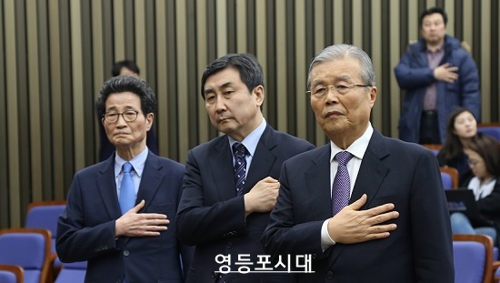 국회에서 열린 104차 의원총회에 참석한 이목희 정책의장, 이종걸 원내대표, 김종인 비대위원장(사진 왼쪽부터)이 국민의례 중 국기에 대한 경례를 하고 있다. [사진 안현준 기자]