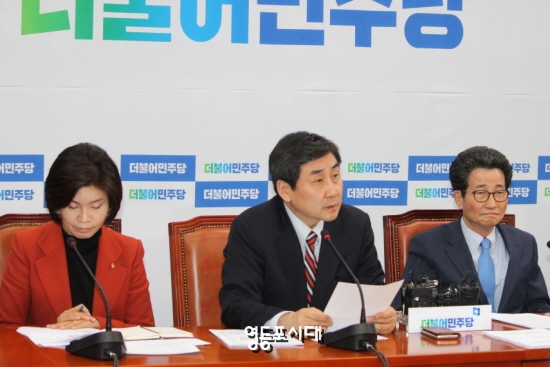 더불어민주당 이종걸 원내대표(사진 가운데)가 11일 열린 정책조종회의에서 정부의 개성공단 폐쇄에 대해 강하게 비판하고 있다. &copy;영등포시대 