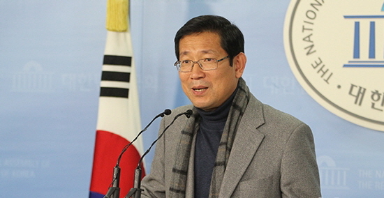 ▲ 서울 영등포갑 새누리당 박선규 예비후보가 12일 오후 국회 정론관에서 기자회견을 열고 정치인들의 인터넷 활용과 언론 노출 관련 흥미 있는 논제를 다룬 박사학위 논문을 발표했다고 밝히고 있다. 