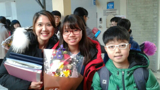 2월 12일 영신초등학교를 졸업한 김연우 양(사진 가운데)이 엄마, 오빠와 함께 졸업 기념  사진을 찍고 있다.