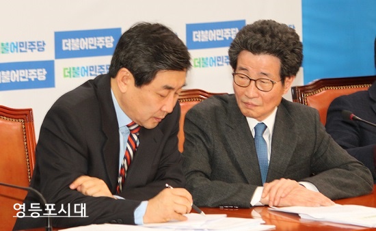 25일 국회에서 열린 더불어민주당 정책회의에 참석한 이종걸 원내대표와 이목희 정책의장이 대화를 나누고 있다. ⓒ영등포시대 