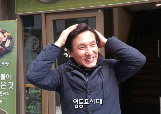 민주당 김민석 공동대표가 25일 여의도 한 식당에서 국회출입기자와 오찬 간담회를 끝내고 음식점 문을 나서고 있다. ⓒ영등포시대 