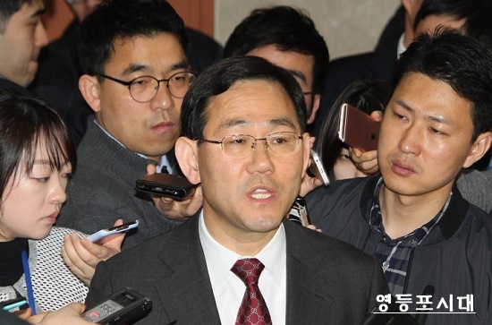 새누리당 대구 수성을 주호영 의원은 기자회견을 마친 후 기자들의 질문에 답하고 있다.