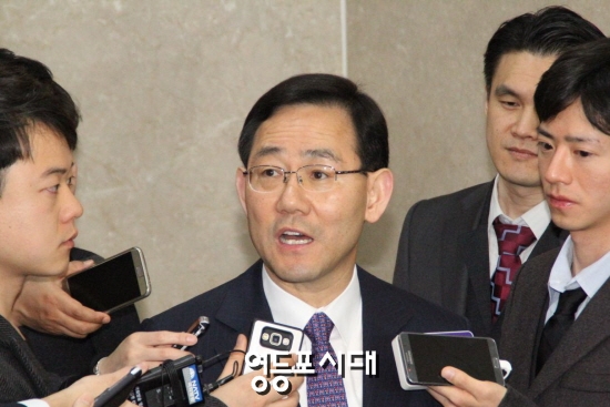 새누리당 탈당 기자회견을 마친 주호영 의원이 기자들의 질문에 답하고 있다. &copy;영등포시대 