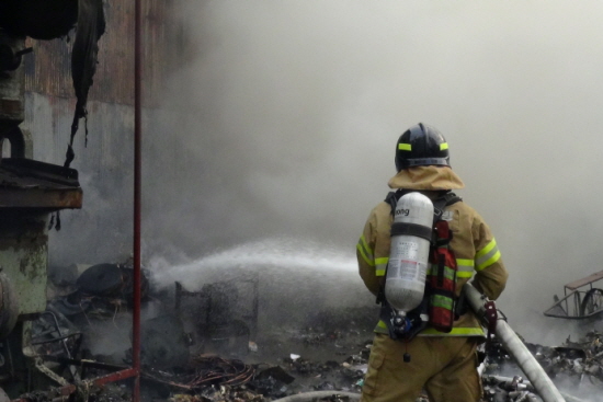 영등포소방대원이 문래동 쓰레기장에서 발생한 화재를 진압하고 있다. &copy;영등포소방서 