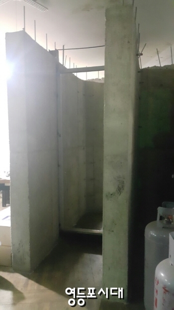 임차인과의 강한 대립에 대비해 콘크리트 벽을 쌓고 가스통르 비치해둔 이지헌 씨 가게 안의 모습