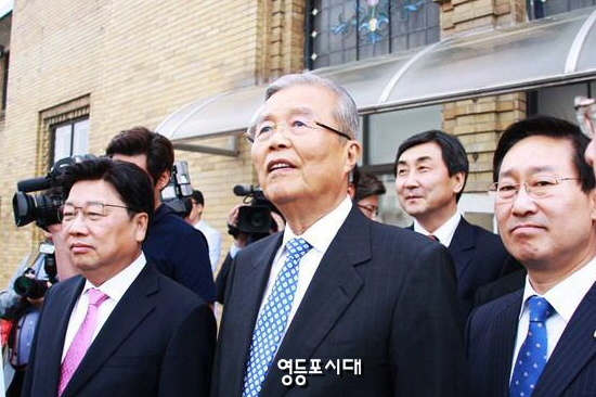 더불어민주당 김종인 비상대책위원회 대표(사진 가운데)가 권선택 대전시장(사진 왼쪽), 박범계 의원과 함께 구 충남도청 테라스에서 밖을 내다보고 있다. 