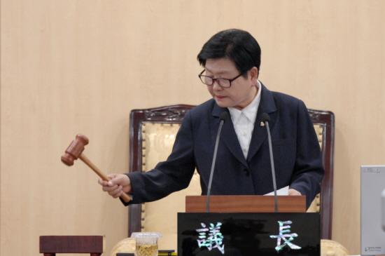 영등포구의회 박정자 의장이 제194회 임시회 개회를 선언하고 있다. &copy;영등포구의회 