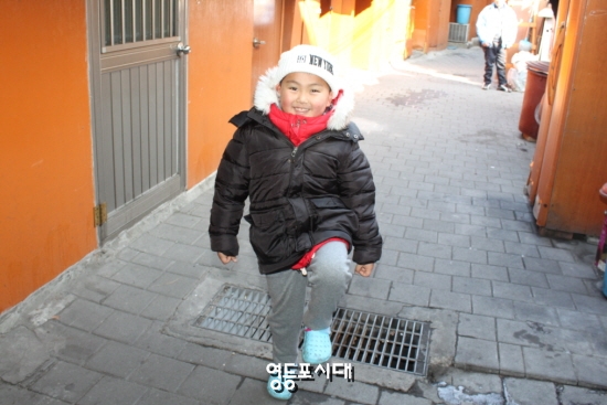 2016년 1월 15일 조성근 군이 본지와의 인터뷰 중 축구선수의 꿈을 밝히고 포즈를 취하고 있다.  &copy; 영등포시대 