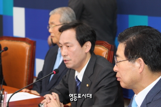 16일 오전 국회에서 열린 더불어민주당 비대위원회의에서 우상호 원내대표(사진 가운데)가 발언하고 있다. ⓒ영등포시대 