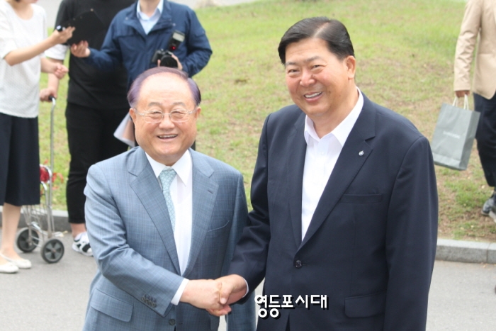 정진원 회장(왼쪽)과 조길형 구청장이 협약식을 마치고 구청 앞마당에 나와 인사를 나누고 있다. &copy;영등포시대 