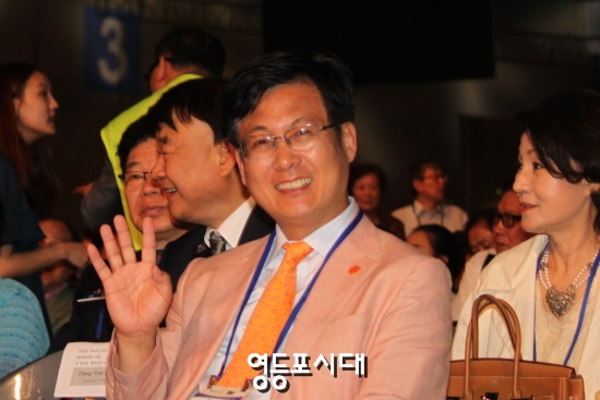 국제로터리 내국인 개막식에 참석한 최성 고양시장이 본지 관계자들과 인사를 나누고 있다. 