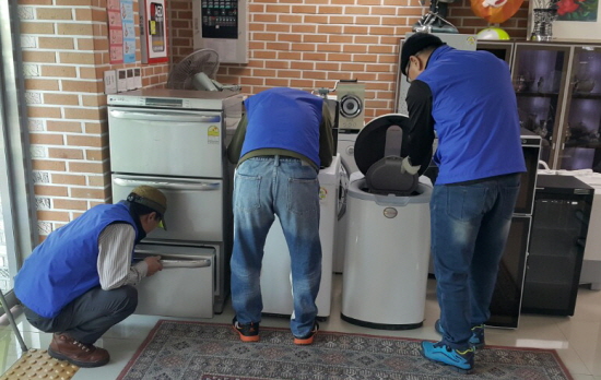 영등포구 공공근로자들 냉장고를 손질하고 있다. &copy;영등포구