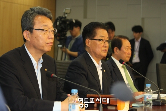 30일 박지원 비상대책위원장이(사진 가운데) “두 공동대표의 희생이 국민의당의 수습의 길을 열어주었다”며 감사의 말을 전하고 있다.  &copy;영등포시대 