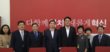 어린이집 맞춤형보육 제도 논의 간담회를 가진 정진석 새누리당 원내대표(오른쪽에서 네 번째)와 김광림 새누리당 정책위의장(왼쪽에서 두 번째), 정광진 한국어린이집총연합회장(왼쪽에서 네 번째) ⓒ 한국어린이집총연합회