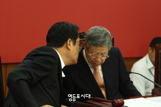 6월 3일 새누리당 당사에서 열린 첫 번째 비상대책위원회 회의에 참석한 김희옥 비대위원장과 정진석 원내대표가 귀엣말을 나누고 있다.&copy;영등포시대 