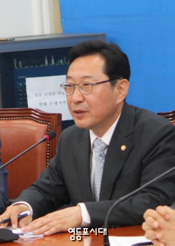 정책부대표로 임명된 김한정 의원이 원내 대책 회의에 참석해 발언을 하고 있다. ©영등포시대 