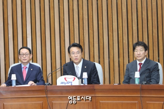 새누리당 정진석 원내대표(사진 가운데)가 14일 국회에서 열린 원내대책회의에서 “일하는 국회, 생산적인 국회”를 강조하고 있다. &copy;영등포시대 