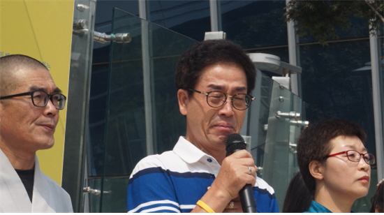 사진 캡션 ▲ 눈물로 호소하는 김초원 교사의 아버지 김성욱님 