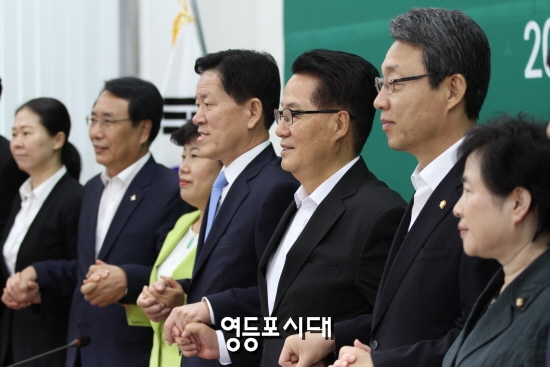 국민의당 비상대책위원들이 7일 오전 비대위 회의에 앞서 기자들에게 포즈를 취하고 있다. &copy;영등포시대 