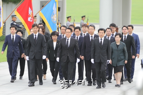 국민의당 비상대책위원과 당 관계자들이 충원에 들어서고 있다. &copy;영등포시대 