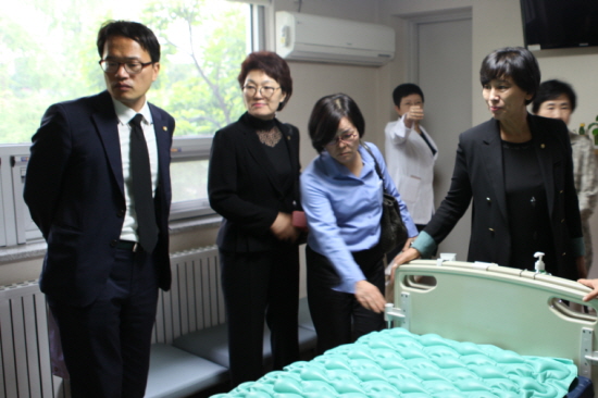 국회 여성가족위 야당의원들이 위안부 피해자 故유희남 할머니가 생전에 치료받던 국립중앙의료원 호스피스 의료완화센터를 둘러보고 있다. &copy;남인순 의원실 