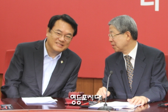 비대위원회에 참석한 정진석 원내대표(왼쪽)과 김희옥 비대위원장(사진 오른쪽)이 대화를 나누고 있다.  &copy;영등포시대 