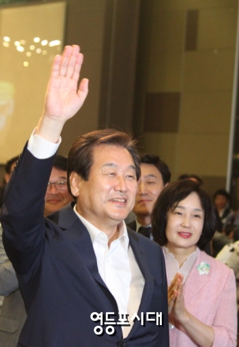 김무성 새누리당 전 대표가 14일 오후 서울 당산동 그랜드컨벤션에서 열린 전당대회 2주년 기념행사에서 손을 들어 지지자들의 환호에 답하고 있다. &copy;영등포시대 