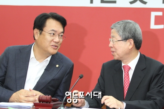 18일 여의도 새누리당 당사에서 열린 비상대책위원회 회의에 참석한 정진석 원내대표(왼쪽), 김희옥 비대위원장(오른쪽이) 회의 도중 대화를 나누고 있다. &copy;영등포시대 