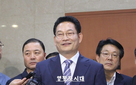 기자회견을 마친 후 기자들이 사드 배치 등에 대한 질문에 두루뭉술한 답변으로 일관한 송영길 의원 ⓒ영등포시대